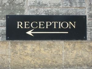 Rezeption: Für manche immer noch ein Frauenjob (Foto: Anja Kronberg, pixelio.de)