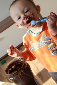 Voll mit Schoko: YouTube-App verlockt zum Naschen (Foto: pixelio.de/Salih Ucar)