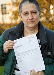 Louise Johnson mit KFC-Brief: alles andere als tot (Foto: tamworthherald.co.uk)