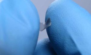 Aluoxid: atomdünn und händisch verformbar (Foto: upenn.edu) Aluoxid: atomdünn und händisch verformbar (Foto: upenn.edu)