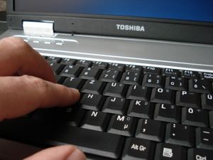 Toshiba: Anleger klagen Unternehmen (Foto: pixelio.de, Kigoo Images)
