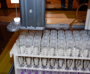 Reagenzgläser: Medizin macht große Fortschritte (Foto: pixelio.de/Dieter Schütz)