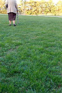 Frau mit Gehstock: Stress erhöht Alzheimerrisiko (Foto: pixelio.de, Petra Bork)