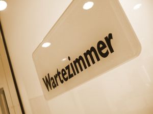 Wartezimmer: Ältere mit Gürtelrose im Fokus (Foto: pixelio.de/RainerSturm)