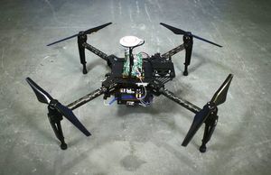 Prototyp: der ''Range Extender'' auf einer Drohne (Foto: intelligent-energy.com)