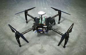 Prototyp: der ''Range Extender'' auf einer Drohne (Foto: intelligent-energy.com)