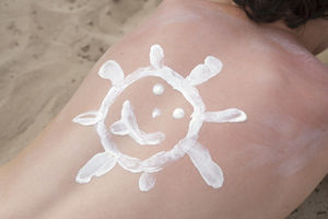 Sonnencreme: schützt Haut, schadet Körper (Foto: pixelio.de/Jörg Brinckheger)