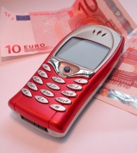 Handy und Geld: Wer vergleicht, der spart (Foto: pixelio.de/Johannes Schätzler)