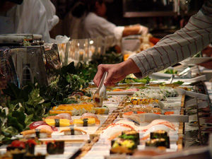Sushi-Buffet: günstig und hemmungslos schlemmen (Foto: flickr.com/istolethetv)