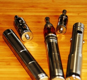 E-Zigaretten: schädlicher als normales Rauchen (Foto: pixelio.de, Dirk Kruse)