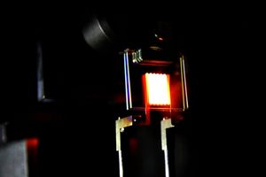 Prototyp der neuen Glühlampe: Dieser Glühfaden gibt mehr Licht (Foto: mit.edu)