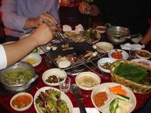 Speisen: kleinere Teller besser für die Figur (Foto: Jens Korallus/pixelio.de) Speisen: kleinere Teller besser für die Figur (Foto: Jens Korallus/pixelio.de)