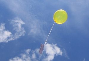 Ballon und Sonne: Großer Bruder gewinnt Energie (Foto: pixelio.de/Petra Bosse)