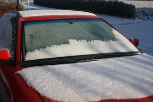 Auto: Batterie erhitzt sich bei Gefriertemperaturen (Foto: pixelio.de/BettinaF)