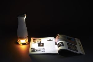 Lesen mit nur einer Kerze: klappt dank LED-Lampe (Foto: lumirlight.com)