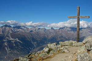 Gipfelkreuz: sicherer Aufstieg dank App (Foto: pixelio.de/berggeist007)