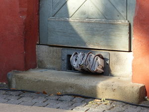 Zeitung im Briefschlitz: Facebook versorgt mit News (Foto: pixelio.de/SuBea)