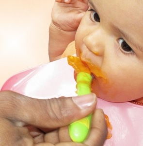 Essendes Kleinkind: zu viel Arsen in Nahrung (Foto: pixelio.de, Helene Souza)