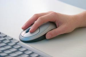 Hand auf der Maus: Bewegung zeigt Frustration (Foto: pixelio.de, Webwebwebber)