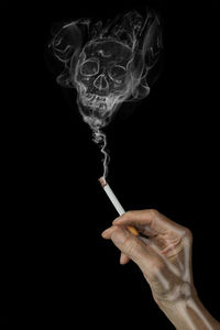 Zigarette: In Filmen wird zu oft geraucht (Foto: Bernd Kasper/pixelio.de)