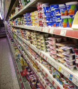 Regal im Supermarkt: Kunden oft in die Irre geführt (Foto: pixelio.de/Veit Kern)