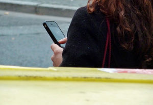 Mobilgerät: Millionen sahen den Super Bowl per Stream (Foto: Lupo/pixelio.de)