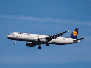 Linienflug: verbindet Geld und Idee ideal (Foto: Marlies Schwarzin, pixelio.de)