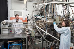 TUM-Forscher im Labor: Nanolaser als Zukunftsmodell (Foto: tum.de, Uli Benz)