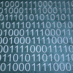 Binärcode: Big-Data-Analyse bringt Vorteil (Foto: pixelio.de/Markus Vogelbacher)