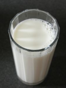Milch: oft ungerechtfertigt unter Verdacht (Foto: sigrid rossmann, pixelio.de)