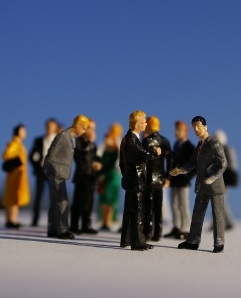 Networking: Kontakte zahlen sich aus (Foto: pixelio.de, Stephanie Hofschlaeger)