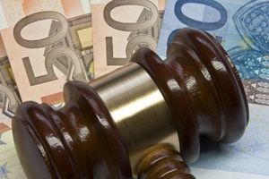 Auktion: Frauen bekommen weniger Geld (Foto: pixelio.de/Thorben Wengert)