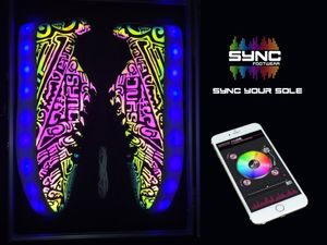 Leuchtende Schuhe: App steuert LED-Lichter (Foto: syncfootwear.com)