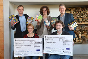 Spendenübergabe an erste Lese-Projekte (Foto: J. Untch/Vogel Business Media)