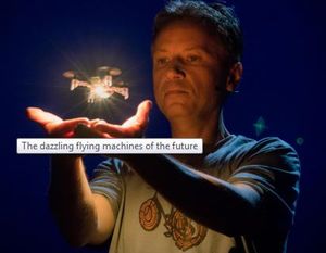 Raffaello D'Andrea und eine Drohne bei der TED2016 (Foto: TED2016/Bret Hartman)