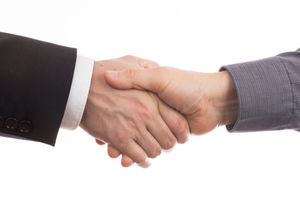 Handschlag: Ex-Angestellte willkommen (Foto: pixelio.de/Stefanie Salzer-Deckert)