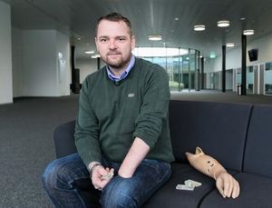 Dennis Sørensen: Tester des revolutionären Tast-Fingers (Foto: epfl.ch)