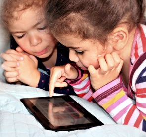 Kinder mit Tablet: Spiele-Apps weiter gefragt (Foto: pixelio.de, Helene Souza)