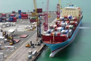 Containerschiff im Hafen (Foto: Rinca GmbH)