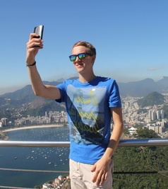 Selfie: Amazon bietet neue Bezahlform an (Foto: pixelio.de, Astrid Götze-Happe)