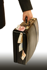 Geldkoffer: Banker bekommen weniger Boni (Foto: pixelio.de, Bernd Kasper)