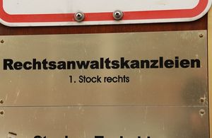 Kanzlei-Schild: hartes Pflaster für Frauen (Foto: flickr.com/Metropolico.org)