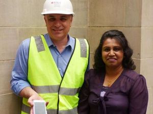 Smarte Weste: präsentiert von Erfinderin Edirisinghe (Foto: RMIT University) Smarte Weste: präsentiert von Erfinderin Edirisinghe (Foto: RMIT University)