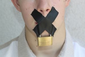 Redeverbot: Überwachung fördert Selbstzensur (Foto: pixelio.de/Gabi Eder)