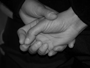 Hand: großzügiger durch Stimulation von Hirnarealen (Foto: pixelio.de/sokaeiko)