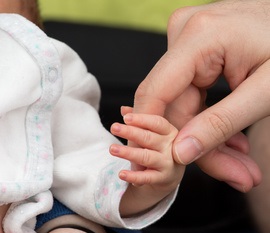 Frühgeborenes: Eltern sorgen sich noch Jahre später (Foto: pixelio.de, E. H.)