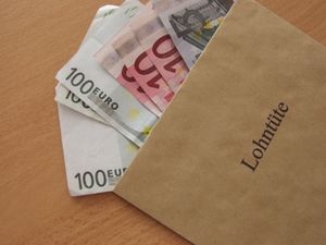 Lohntüte: Manager tricksen oft für Boni (Foto: pixelio.de, Siegrfried Fries) Lohntüte: Manager tricksen oft für Boni (Foto: pixelio.de, Siegrfried Fries)