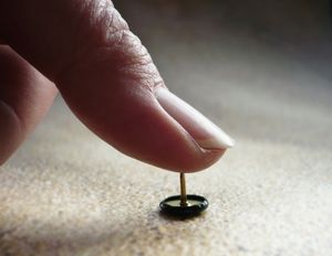 Finger auf Reißzwecke: Unsicherheit stresst (Foto: pixelio.de, sigrid rossmann)