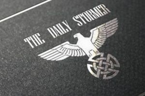 Reichsadler: Flyer verwiesen auf US-Neo-Nazi-Webseite (Foto: dailystormer.com)