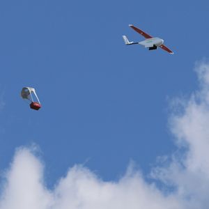 Cargo-Abwurf: bringt Medizin schneller ans Ziel (Foto: flyzipline.com)